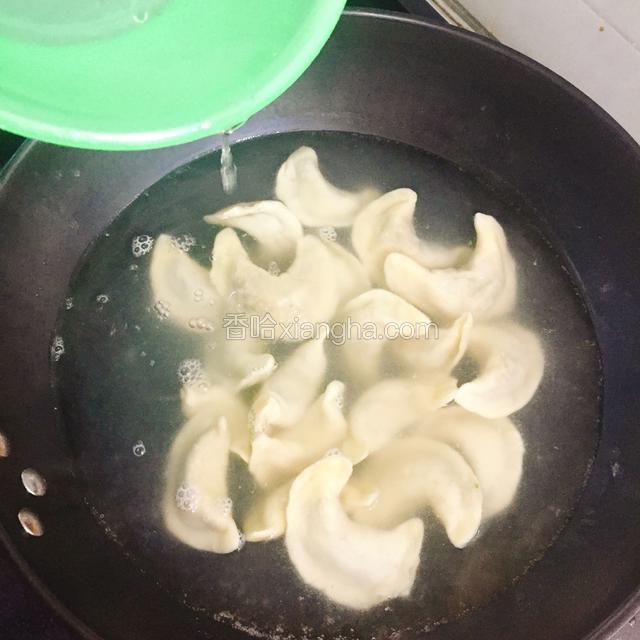 饺子开后加入少许凉水，滚三滚，肉馅饺子才能熟