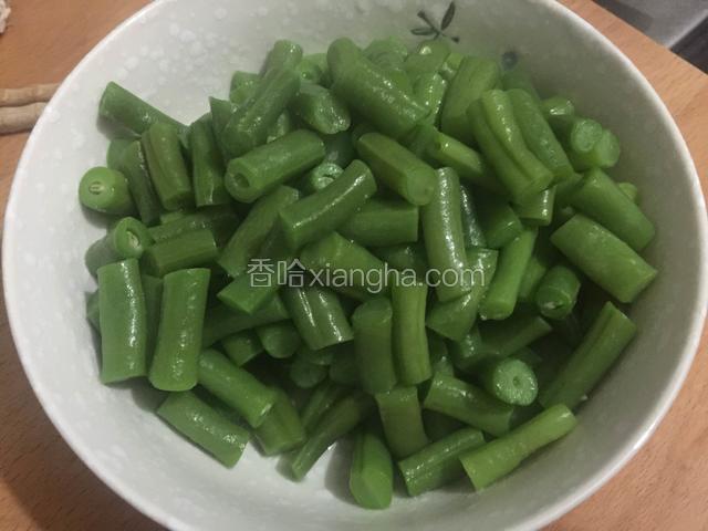 把煮熟的豆角过凉水沥干备用。