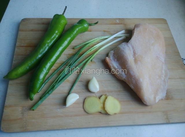 青椒葱和鸡脯肉冲洗干净待用