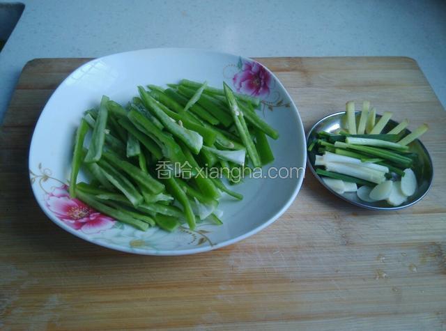 青椒去蒂去籽切丝，葱切段，姜蒜切丝，鸡肉切丝用料酒和少许盐和胡椒粉腌制十分钟入味去腥。