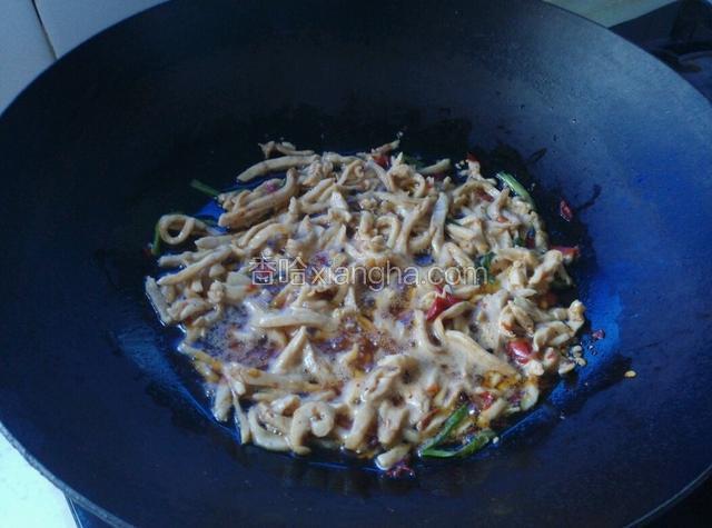 炒锅入油，油适量多一些，滑入腌制好的肉丝，待断生放入花椒豆瓣酱油和姜蒜葱段。