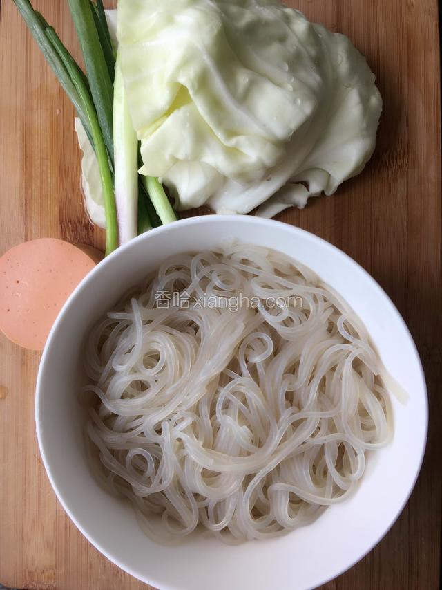 先准备好食材，粉丝提前泡好。