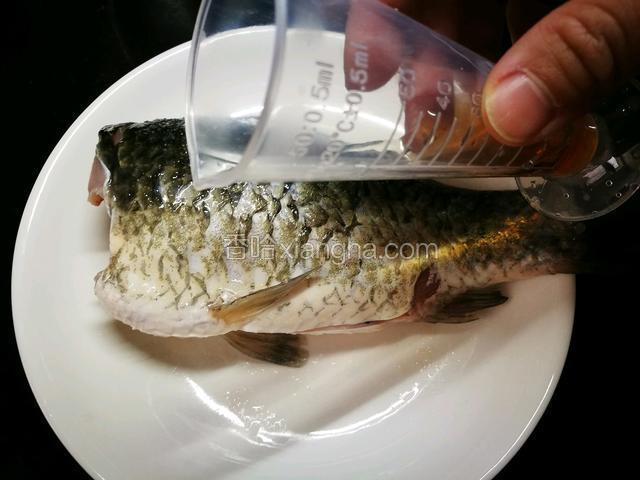 取鲫鱼225g（去内脏洗净去头重），撒料酒5ml至鱼皮和鱼肚上