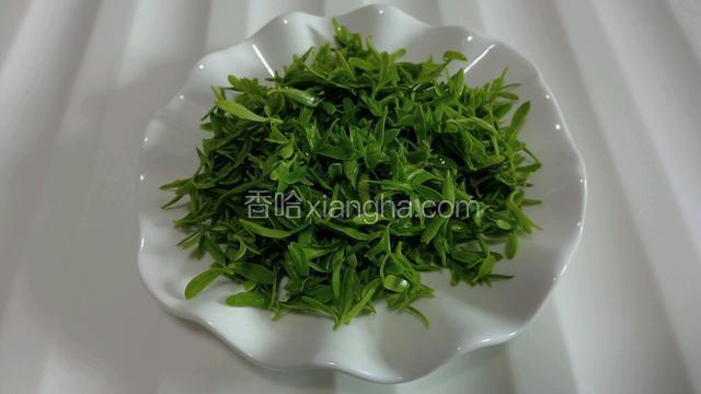 把柳芽择洗干净。