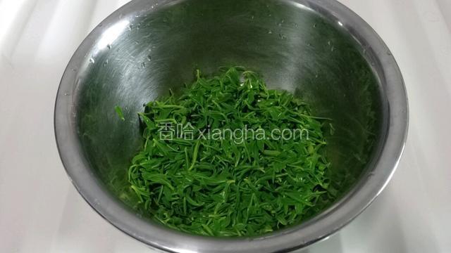 把柳芽捞出，过凉水，控干水份，放入盆中。