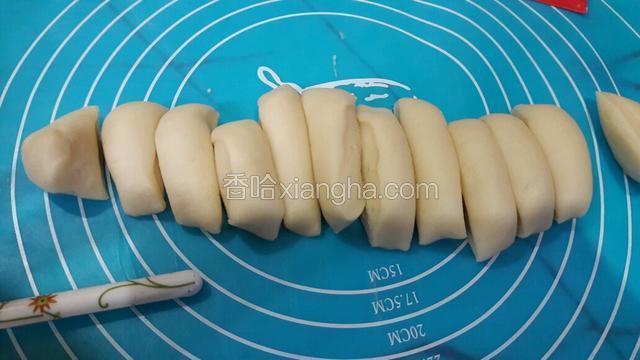 面团需醒发30分钟，这时间准备绿豆沙，称重25克一个，备用（绿豆忘了拍照了），取水油皮面团，分割成均等12个。
