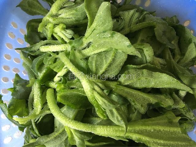 冰草择小棵，洗净晾干水份。