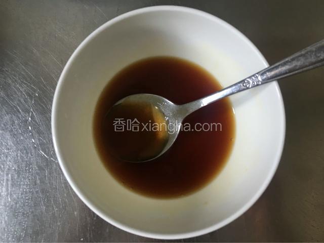 蚝、生抽、水调成味汁备用。