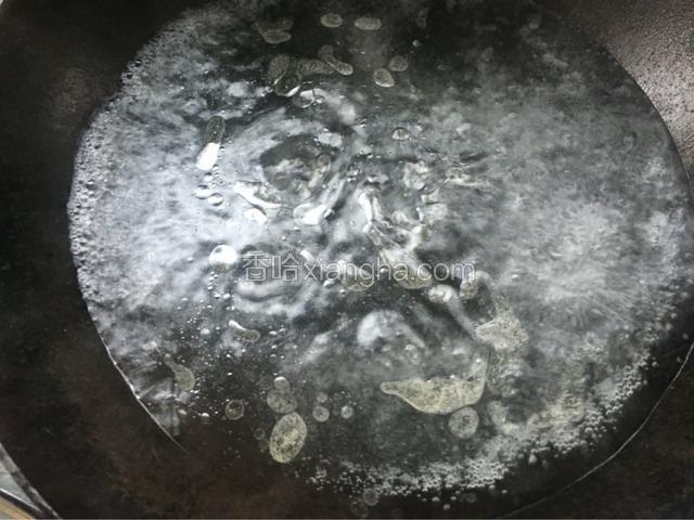 锅中烧适量的开水后放少许盐和油。