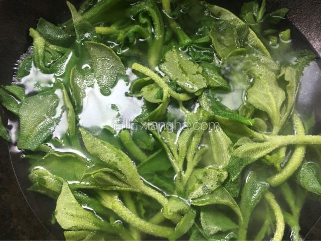 把冰草放进锅里焯水。