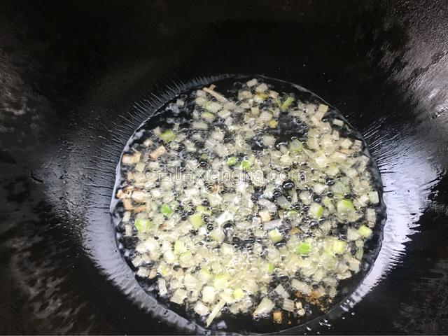 锅烧热倒入油，放葱碎爆香关火。