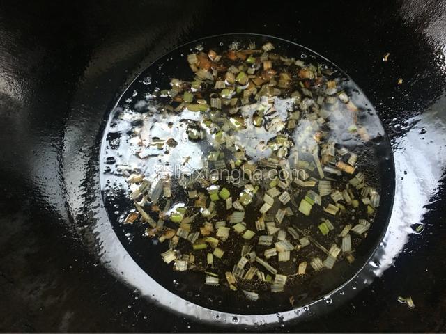 接着倒入调好的味汁拌匀。