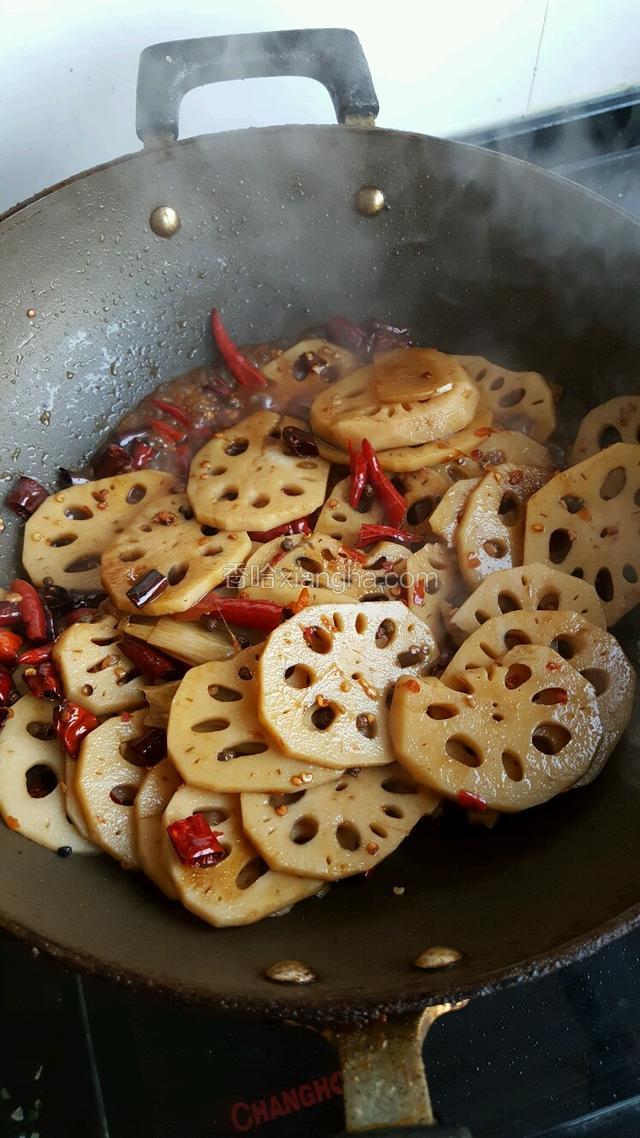 倒入煮好的藕片，添入少许煮藕片的汤，到收汁后放入麻油出锅