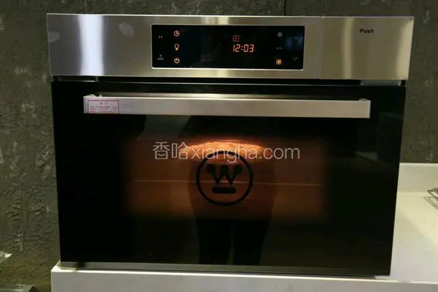 放入Westinghouse西屋WTO-PC5601烤箱。上下火，190度20分钟。看到芝士融了，有点黄即可。