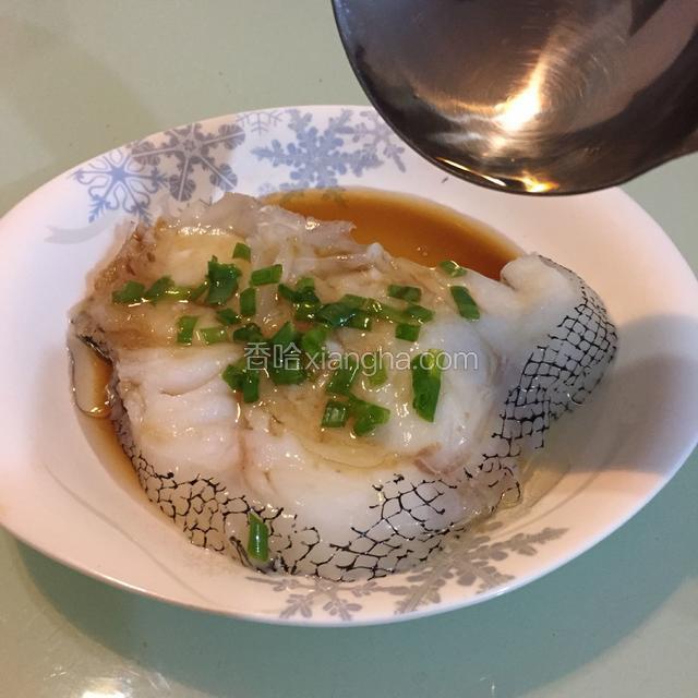 将食用油烧热，浇在表面上即可。