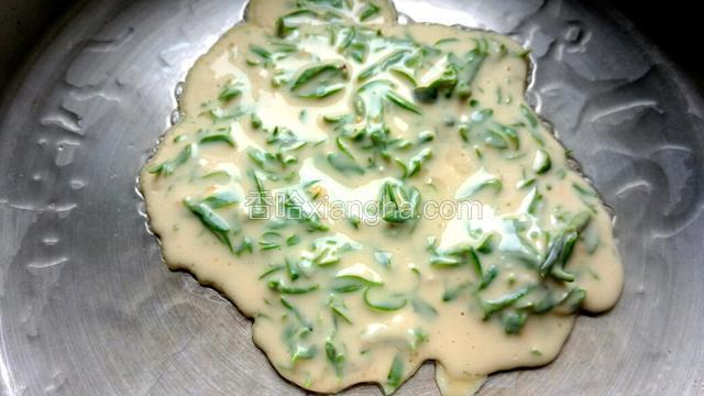 锅内放入适量食用油，烧热后倒入面糊。