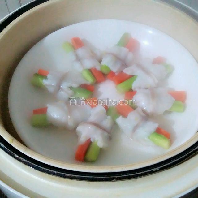 蒸锅开后，放上蒸五分钟