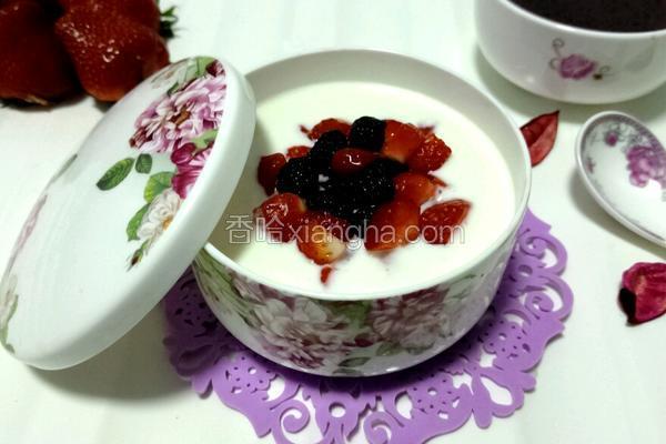 草莓桑葚酸奶