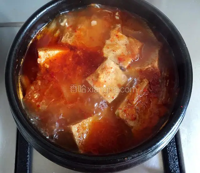 汤有些浓稠后熄火，撒香菜末。