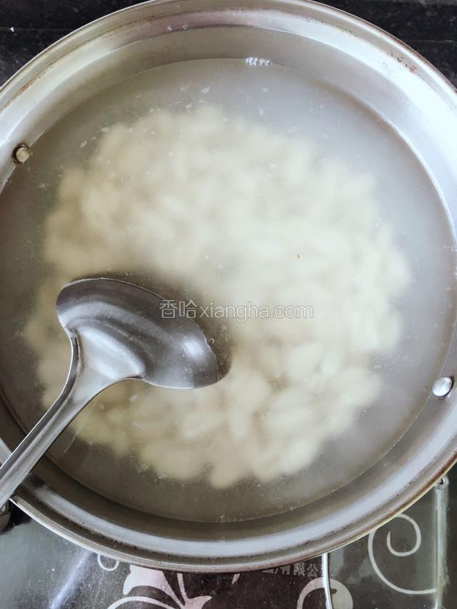 煮麻食时，用勺子来回搅几下，以防粘锅。