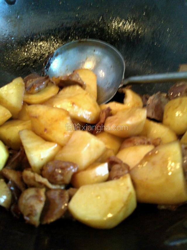 放鸡珍、土豆块中火炒上色。