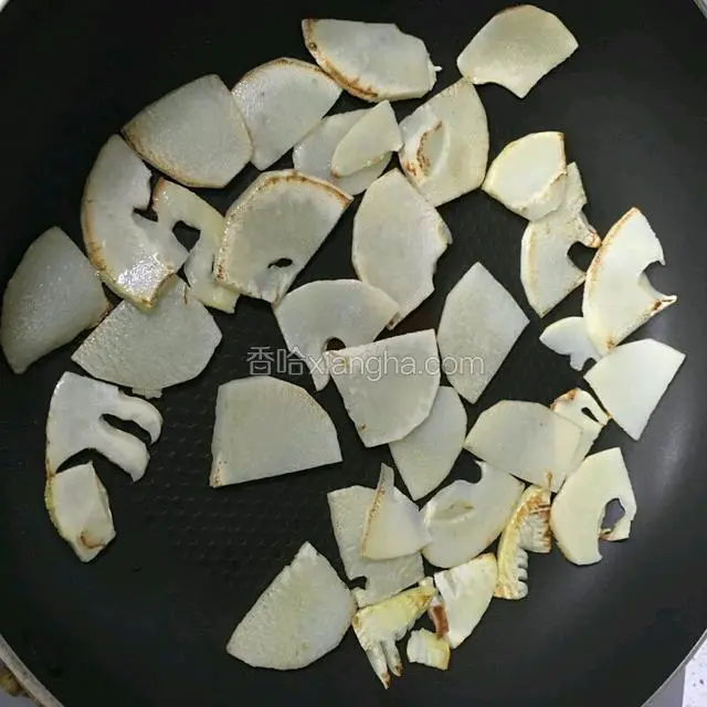 春笋切片热油煸炒