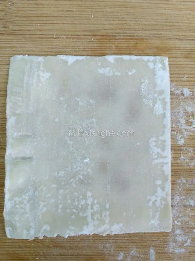 取一片扁肉皮铺平