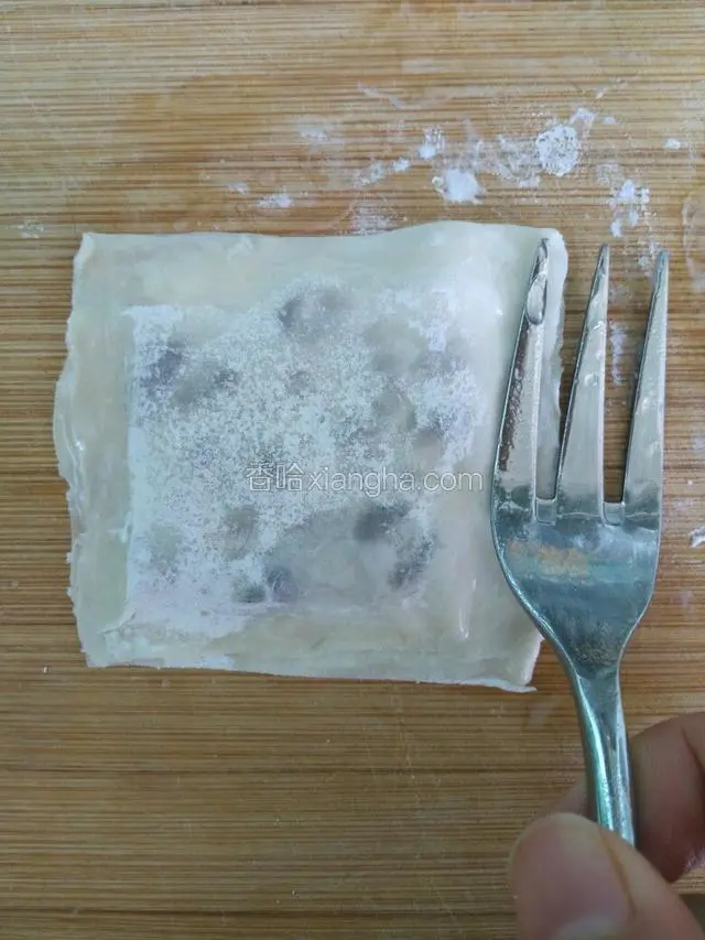 用湿叉子压紧四周