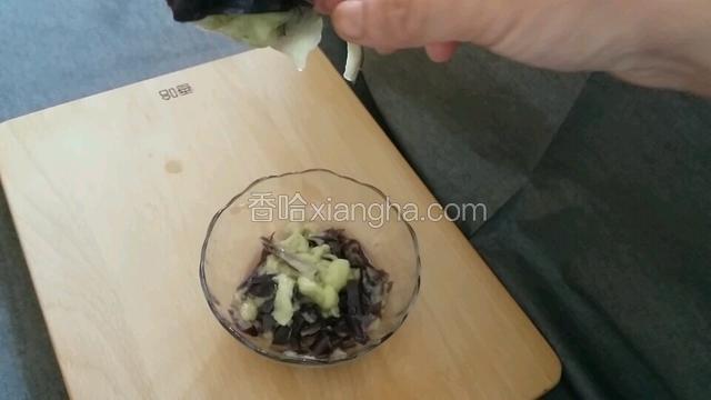 用手将茄子撕成条。