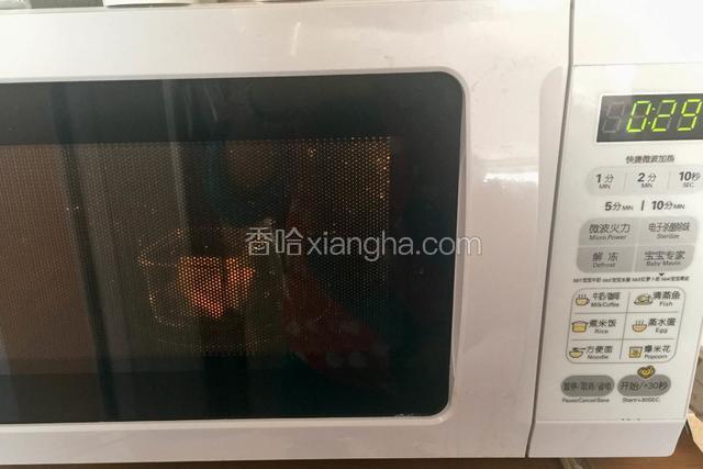 黄油放进微波炉里加热30秒，直到黄油化了为止
