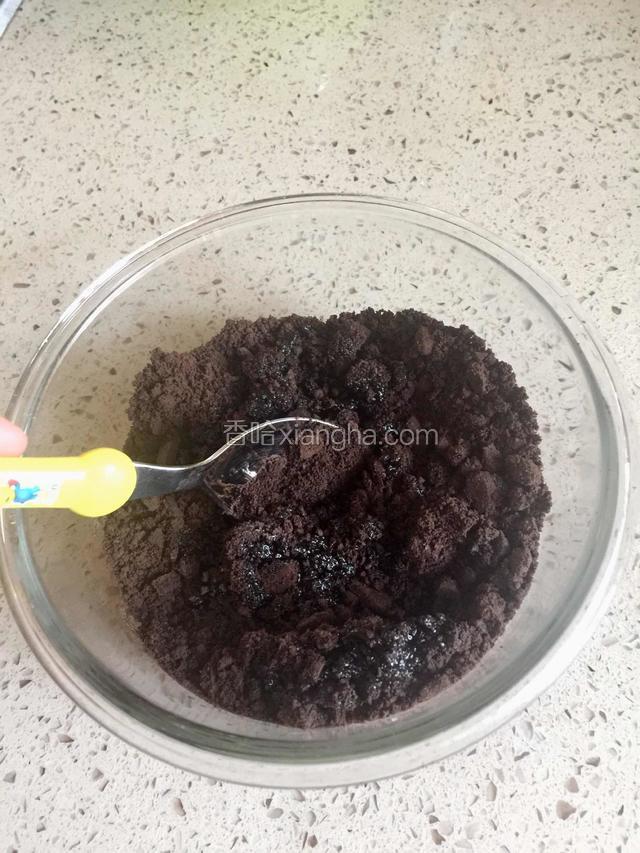 把黄油和奥利奥碎倒进容器里，充分搅拌均匀