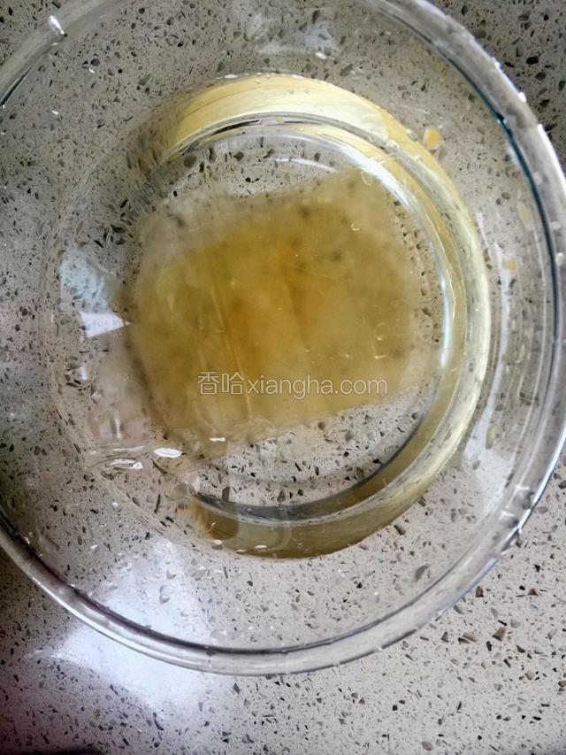 拿三片吉利丁片，放入装有冰水的容器里软化（用冰水可以去除吉利丁的腥味）