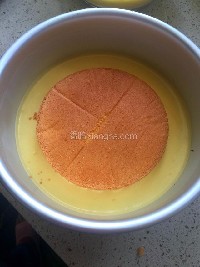 放入一片6寸戚风蛋糕（戚风做法另一个菜谱里有详细讲解）