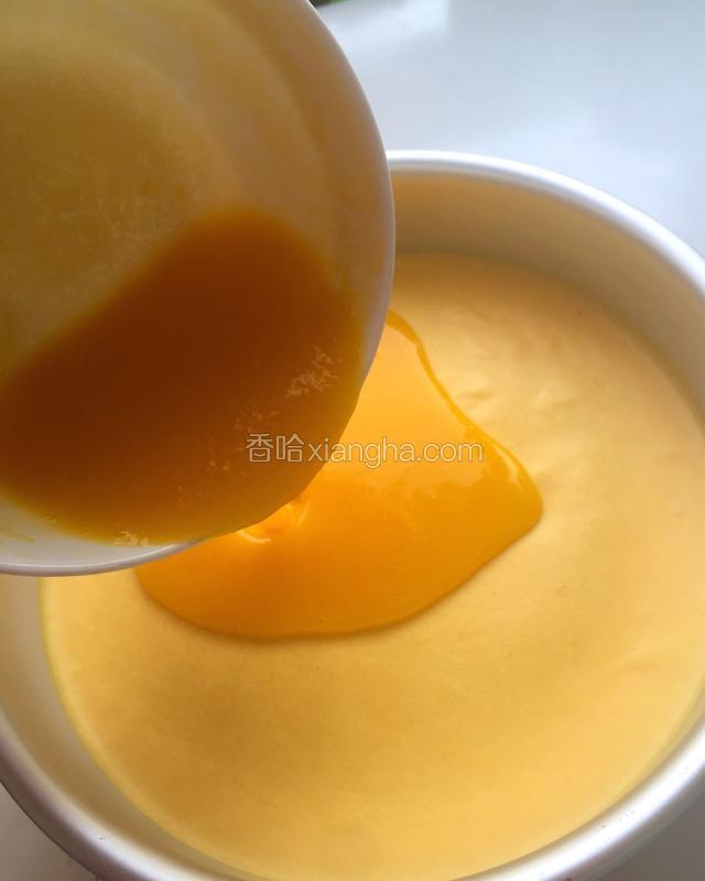 取出冷藏了2小时的慕斯蛋糕，倒上搅拌好的镜面果胶