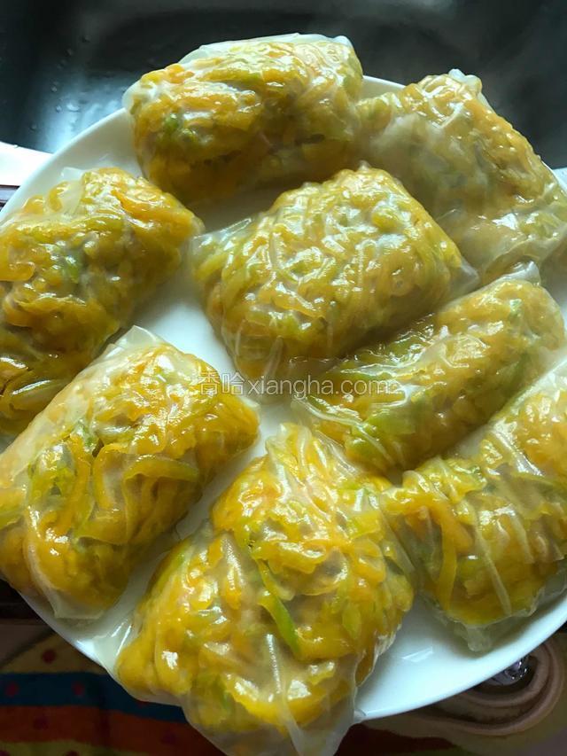 十分钟后粿已蒸好，热气腾腾，粿皮吹弹可破，这个时候已经不适合再去摆盘了，因为那个皮一碰就破，所以蒸之前最好先摆好盘。马上浇上酱汁，好香呀，刻不容缓，即刻开动！