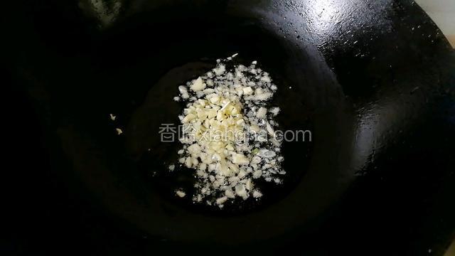 起锅倒油爆香蒜末。