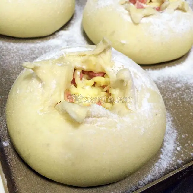 依次整好型，也可以在开口馅料处撒少许芝麻。