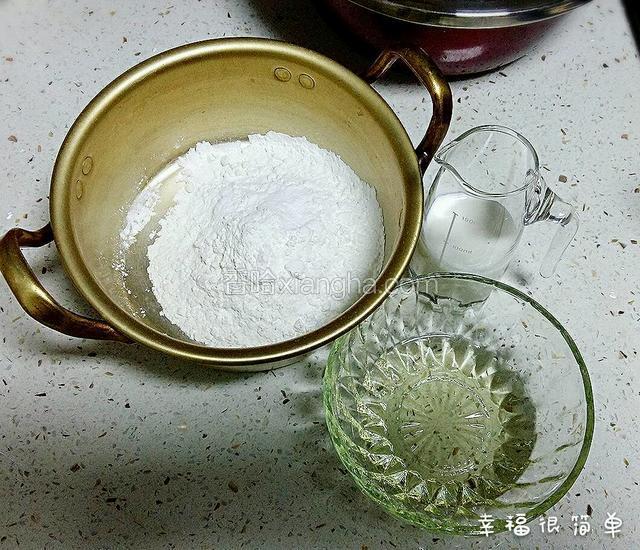 食材过秤，称好备用。