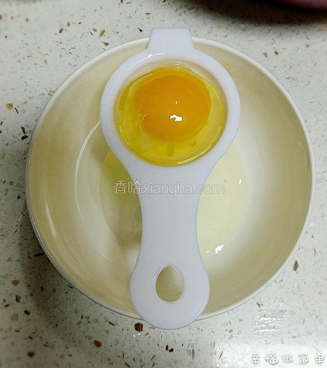 用打蛋器将蛋黄和蛋白隔开。