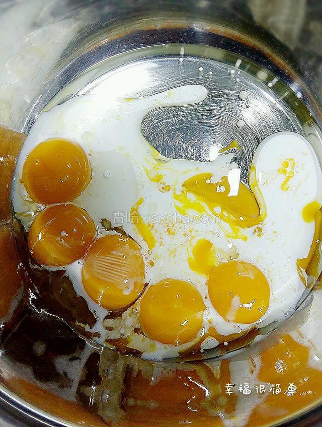 蛋黄中倒入牛奶和玉米油，再倒入五滴香草精，加入白糖。