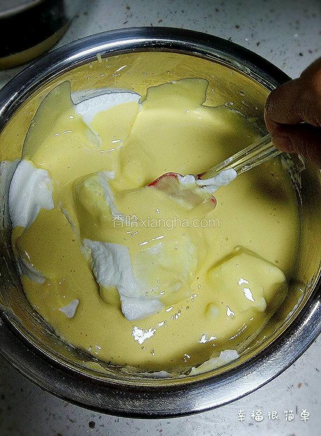 再将搅拌好的面糊全部倒入蛋白盆中，依然是用切拌的方法将面糊搅拌均匀。