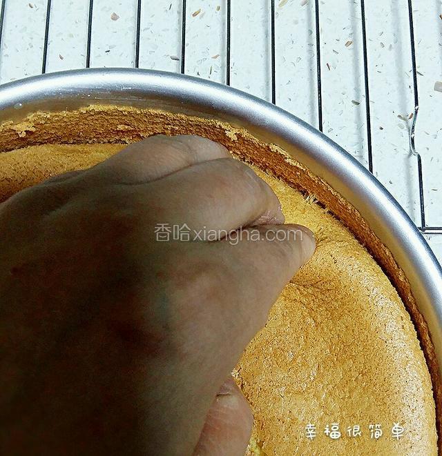 脱模时，先用手轻轻地将蛋糕四周扒开1/3厚度高。