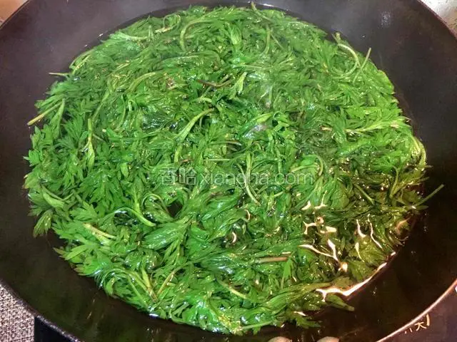 坐锅烧水，水开之后，将蒿子草放入锅中，焯一下