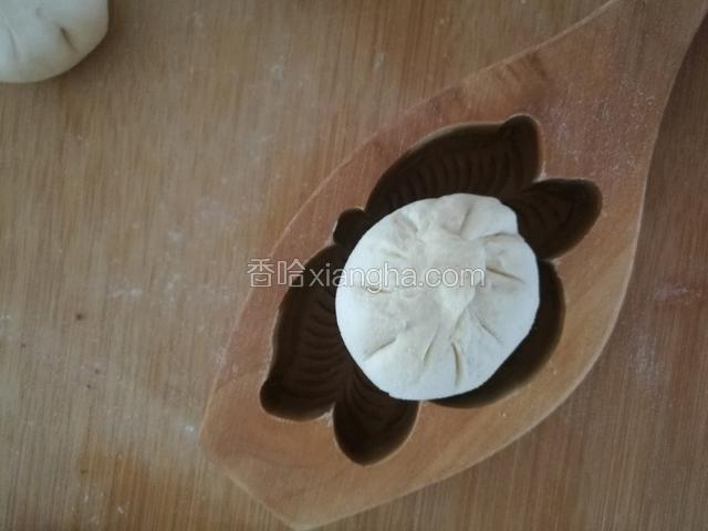 包上红糖，放到模具里。
