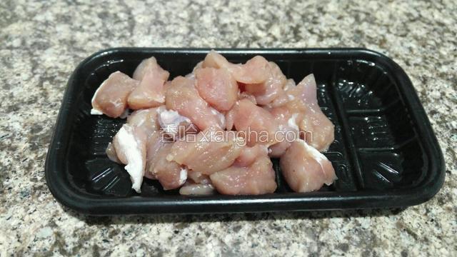 里脊肉切小块，加入盐和胡椒粉腌一会。