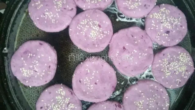 电饼铛开火，放适量油，放入糯米紫薯饼。我用的是电饼铛，大家也可以用平底锅煎。