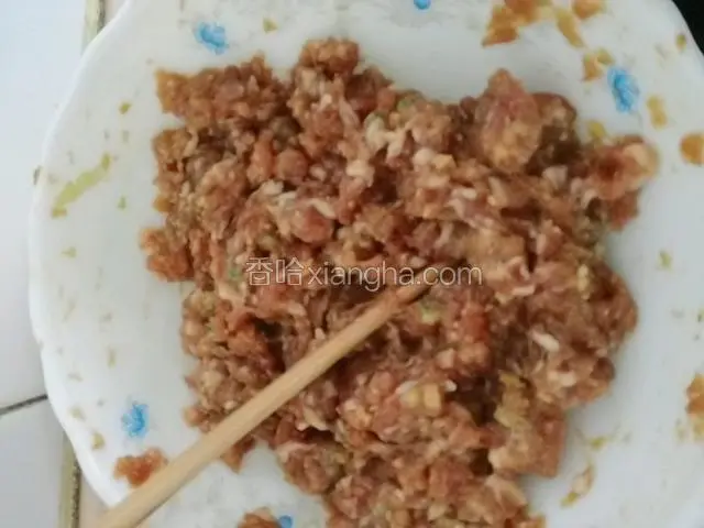 黑山猪肉馅，加盐水生抽，顺方向搅拌。