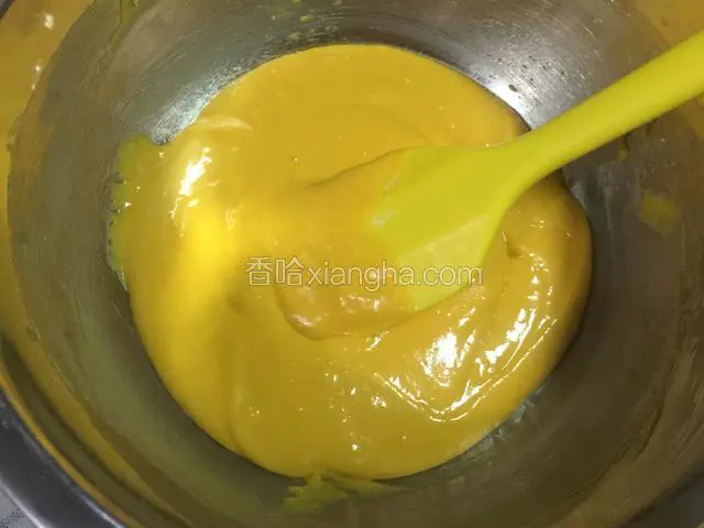 用刮刀翻拌均匀。