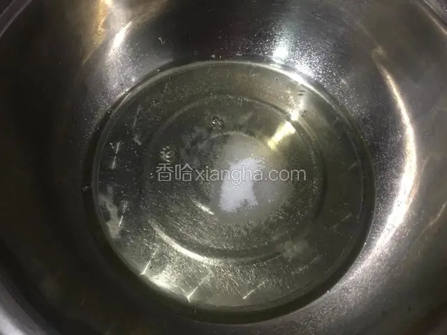 蛋白里加入柠檬汁和20克的白糖用电动打蛋器打发。