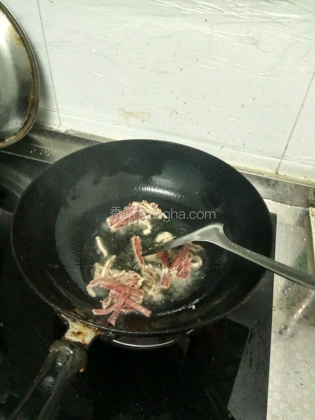 热油炒肉丝